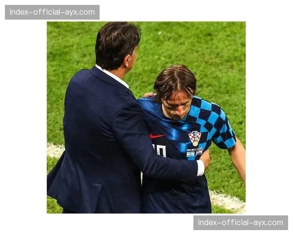 终场哨响，克罗地亚老将莫德里奇跪地掩面告别欧洲杯预选赛