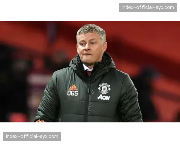 转播镜头捕捉到瓜迪奥拉场边指导格拉利什内收，示意沃克套边