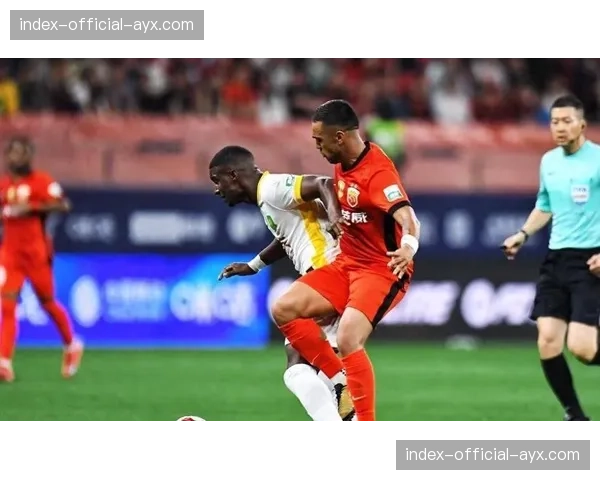 萨索洛后卫厄尔利克因伤缺席,球队本周被迫调整已磨合成熟的混合防守体系 萨索洛后卫厄尔利克因伤缺席,球队本周被迫调整已磨合成熟的混合防守体系